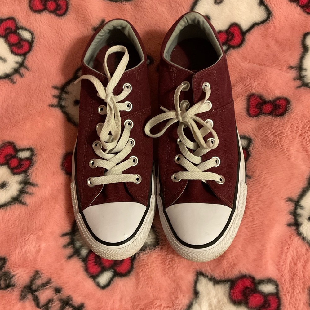 Low top maroon converse